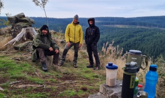 Maik Thies und Roland Jentschura im Wald