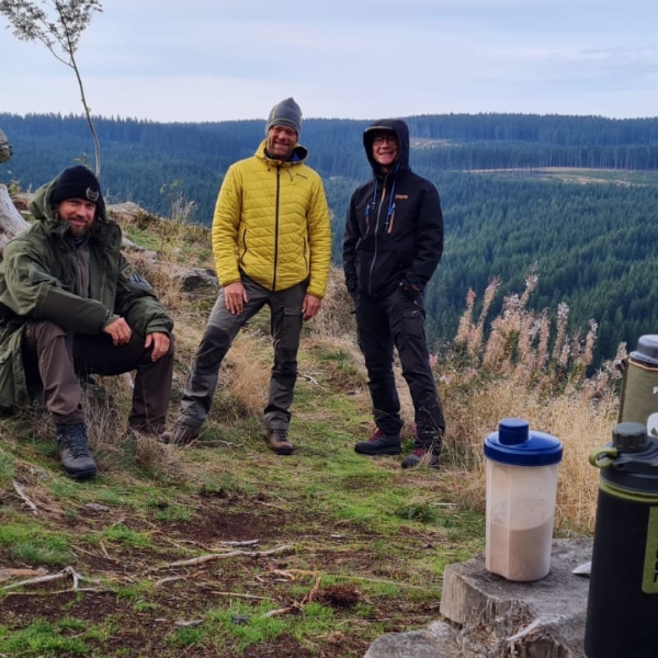 Maik Thies und Roland Jentschura im Wald